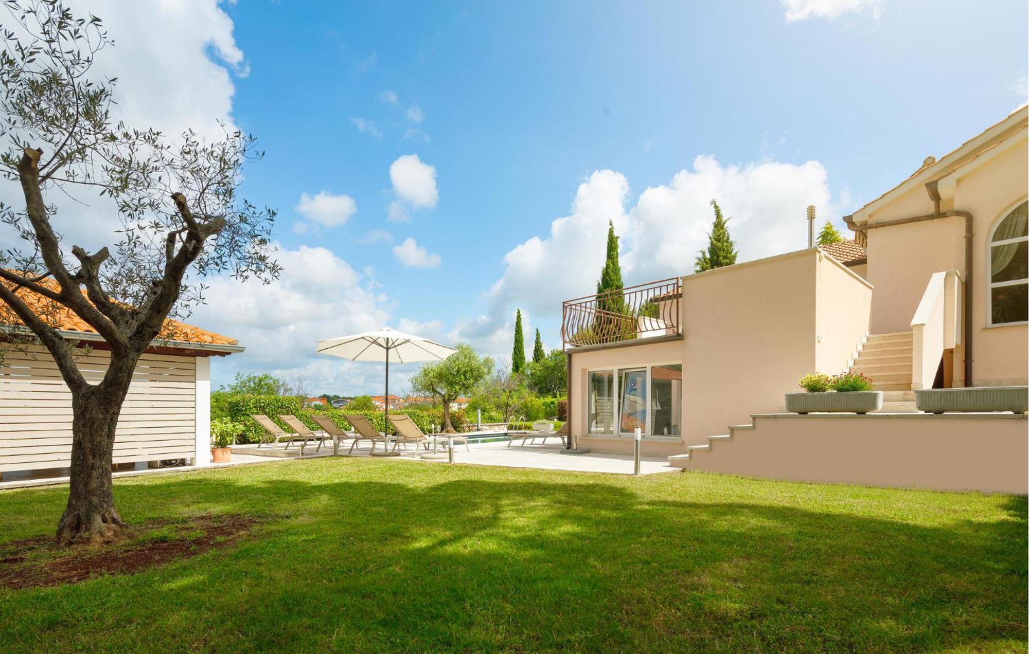 Holiday home Rosy *